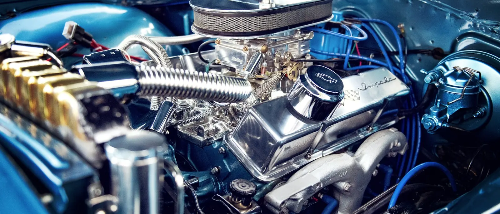 Motorraum eines Autos mit verchromten Motorteilen