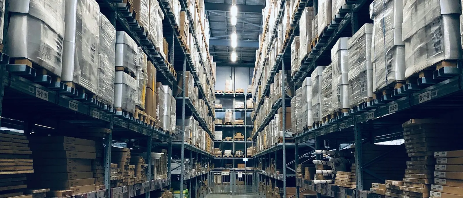 Hochregallager mit Paletten und verpackter Ware